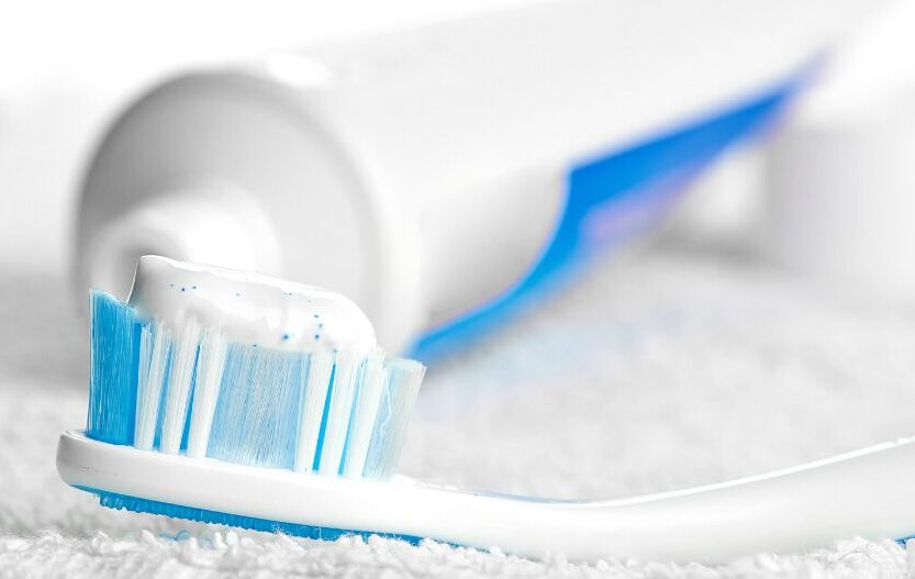 歯ブラシにフッ素ジェルをつけてケアするイメージ