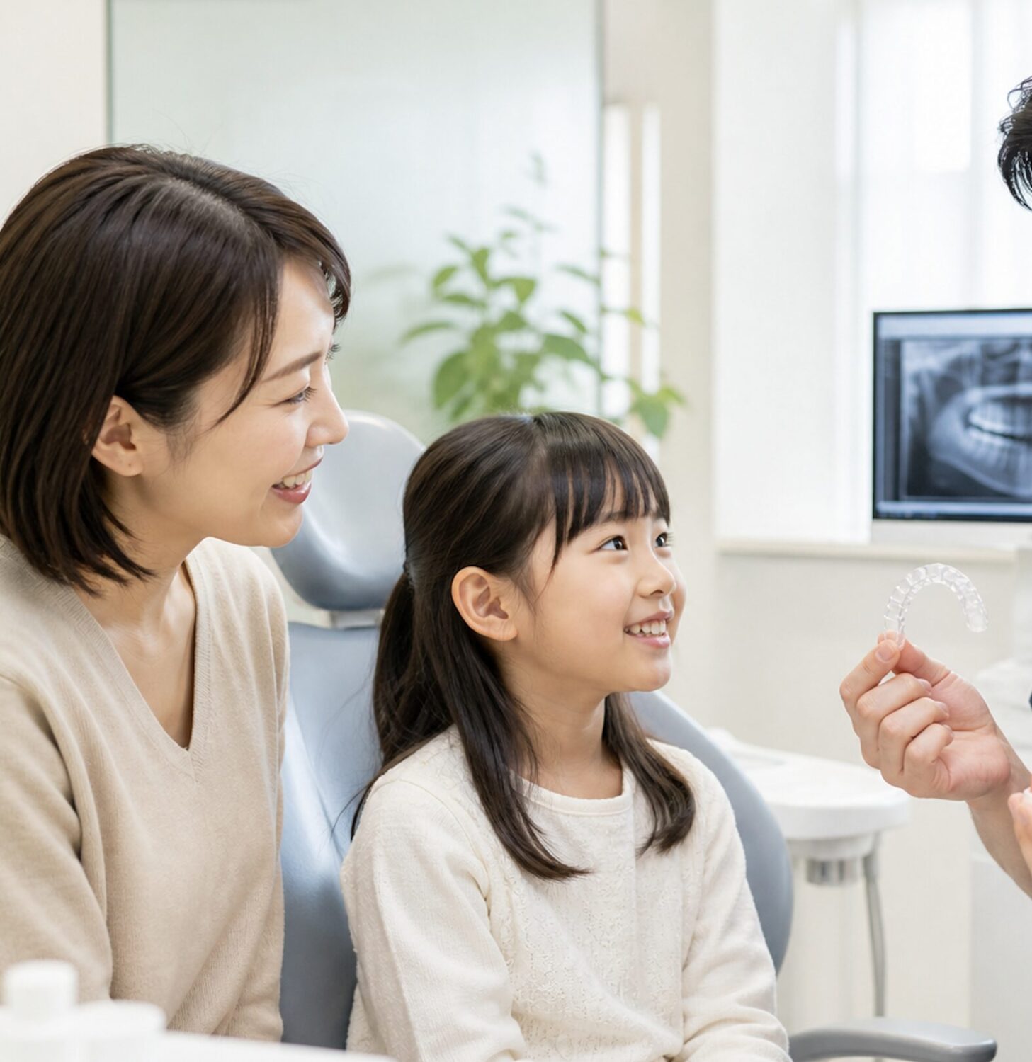 こどものマウスピース矯正について歯科医師に相談する親子